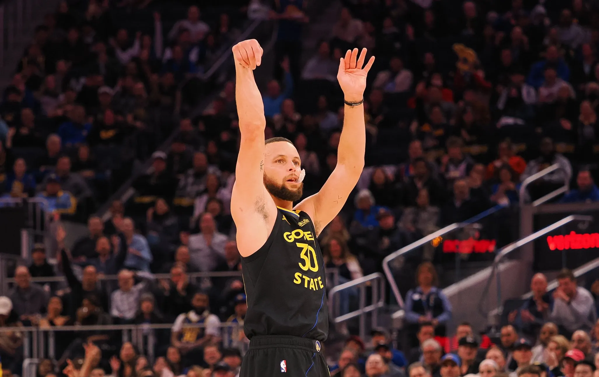 官网登录入口-阿森纳不断突破！，库里连续十场比赛得分超过险胜观众掌声雷动的简单介绍-官网登录入口